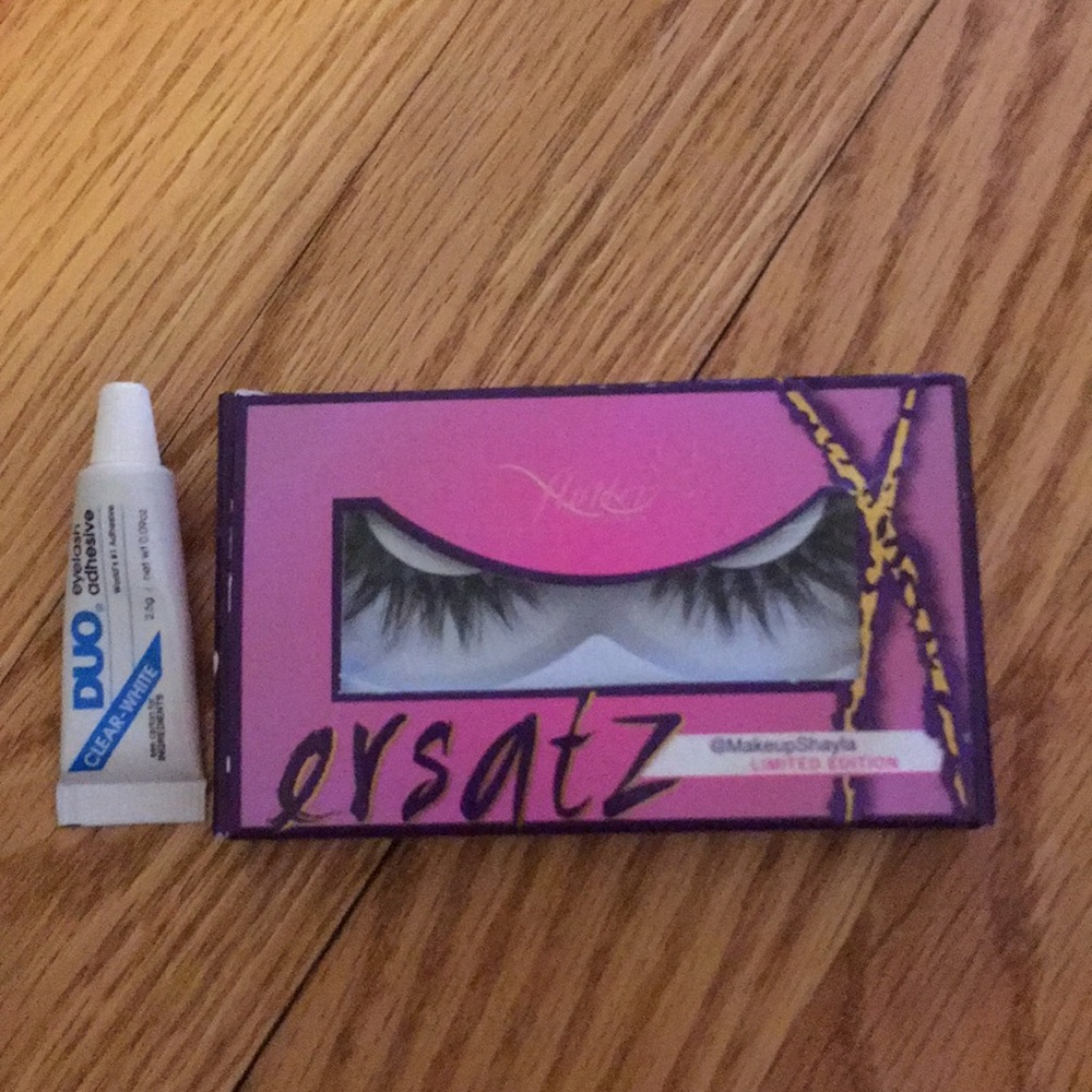 FAKE EYELASHES AND GLUE